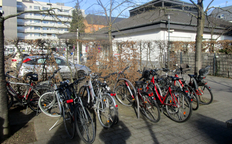 Feldstraße - Vorne am Wendeplatz beim Mutterhaus